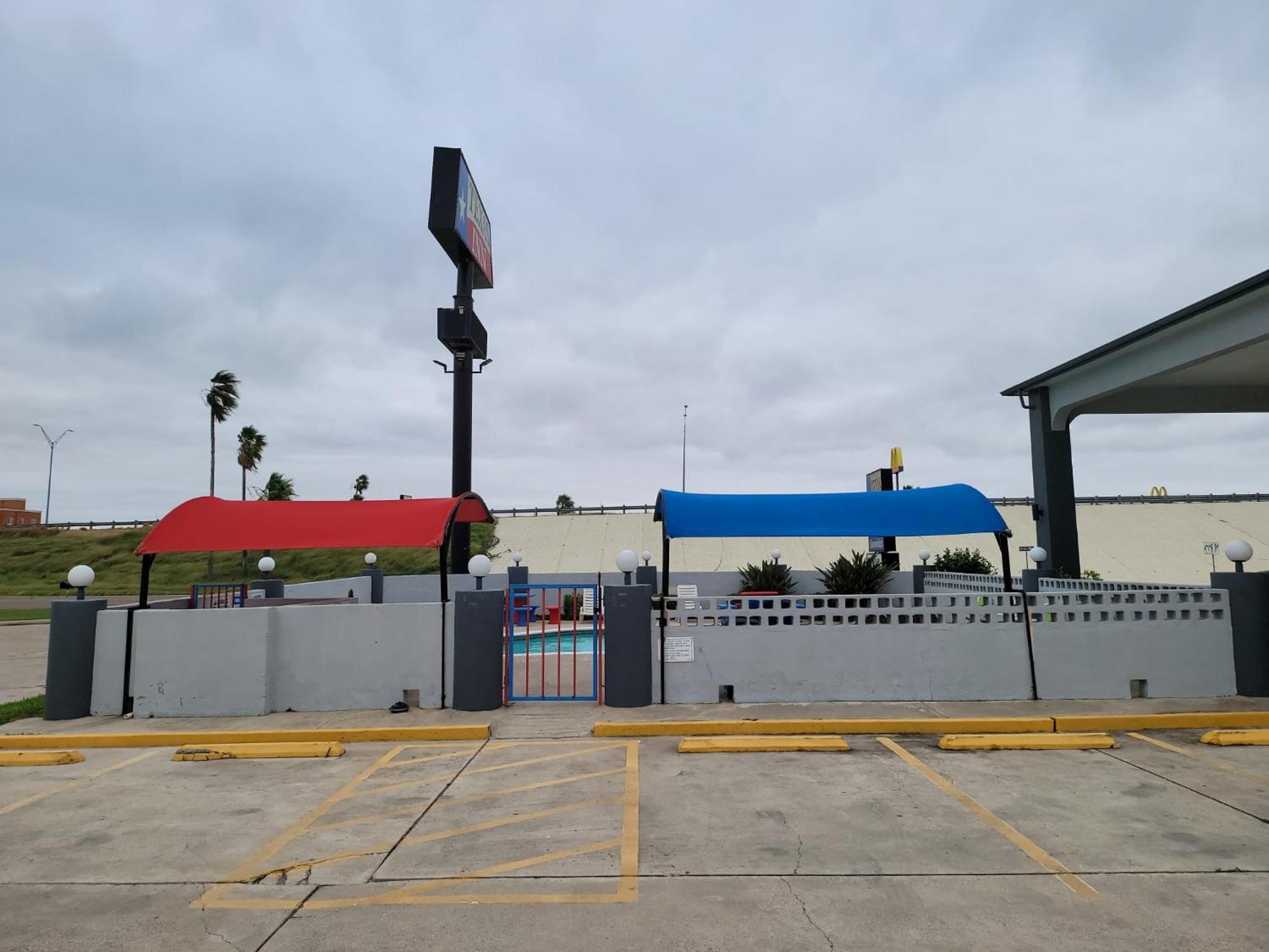Texas Inn And Suites Raymondville Buitenkant foto